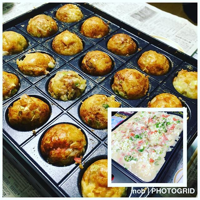 自宅でたこ焼き食べ放題♡.具材はいろいろ入れちゃいます。キャベツ、長ネギ、天かす、紅しょうがなど(人 •͈ᴗ•͈).しかし、作っている途中の写真は…もんじゃ焼きっぽい!?(/ω\)(笑)#おうちごはん #晩ご飯 #夕食 #たこ焼き #スーパー炎たこ