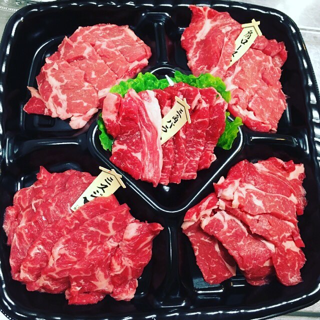 自宅で焼肉〜♪.味付けは?藻塩わさび、醤油ごま油、塩粗塩ステーキソースこんな感じだっかなぁ?焼いて終わりなので、料理としては簡単!?(/ω\)(笑)#おうちごはん #晩ご飯 #夕食 #男子ごはん #自宅で焼肉